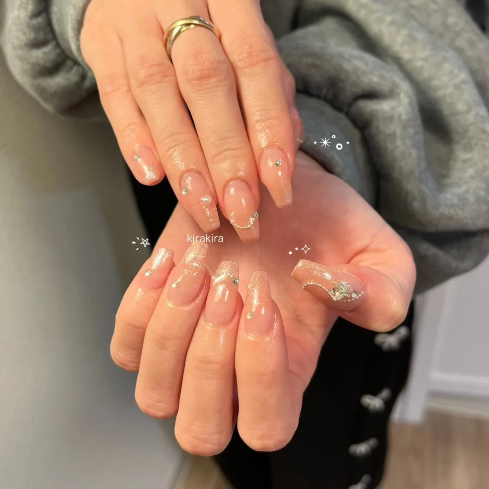 #キラキラネイル #ラメグラデーション #冬ネイル #蝶...