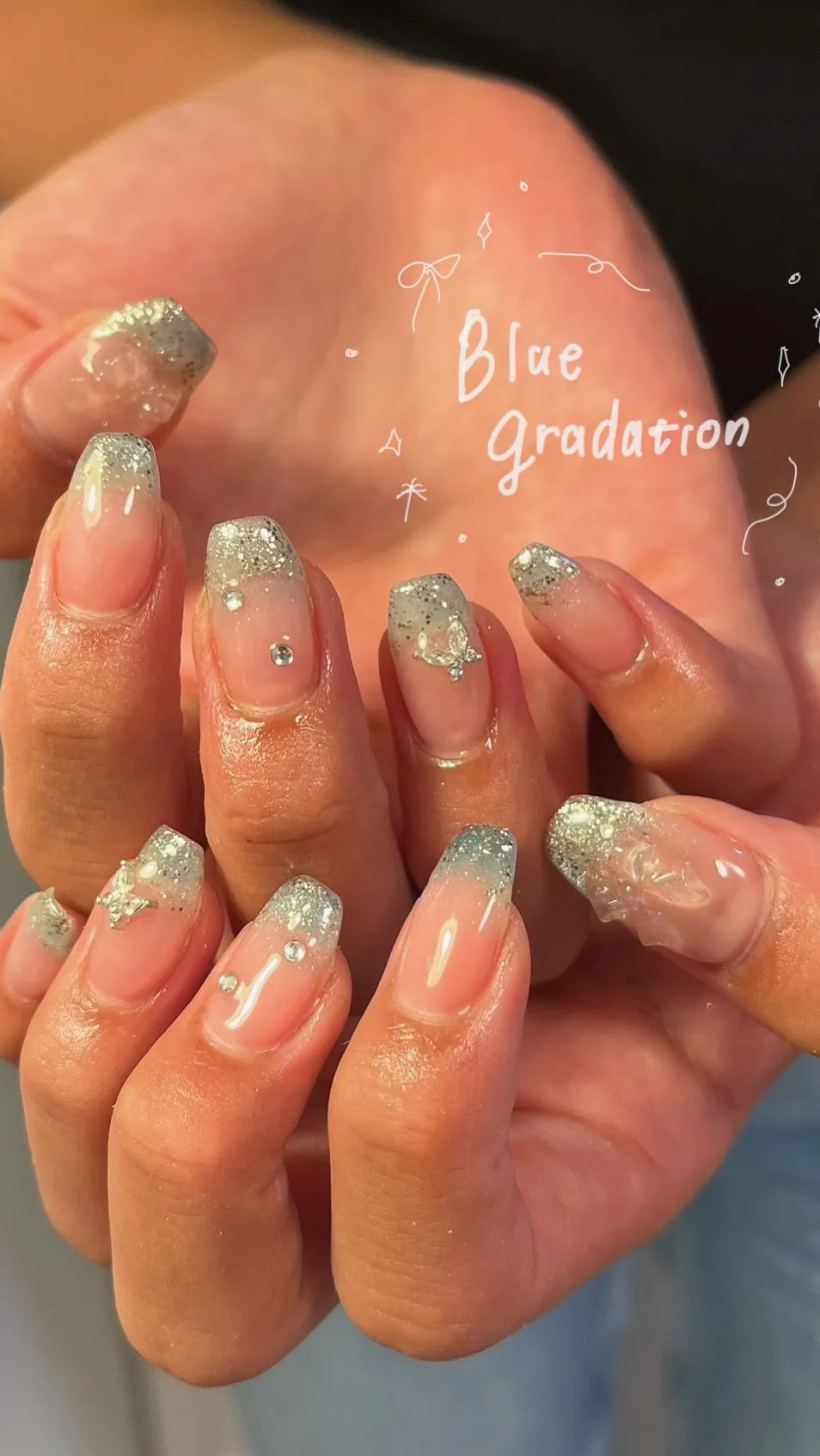 水色のマグネットでグラデーションした上からラメでキラキラ✨✨